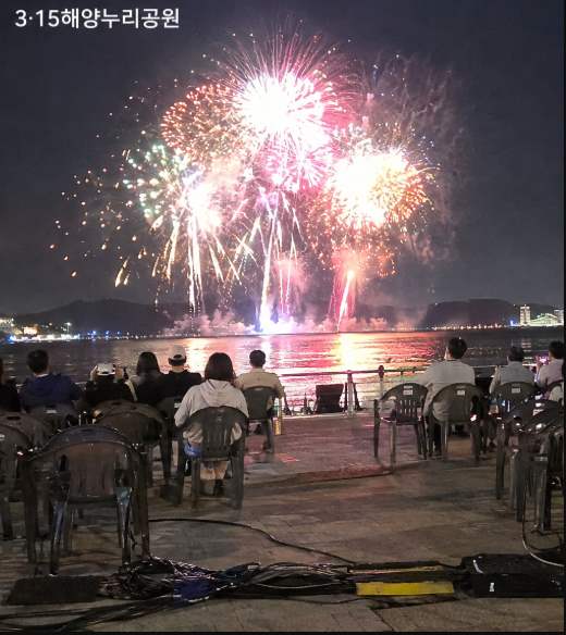 마산 가고파국화축제 3·15해양누리공원 국화 테마 전시와 멀티미디어 불꽃쇼 야경
